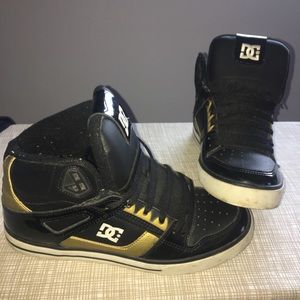 DC SHOES GOLD AND BLACK